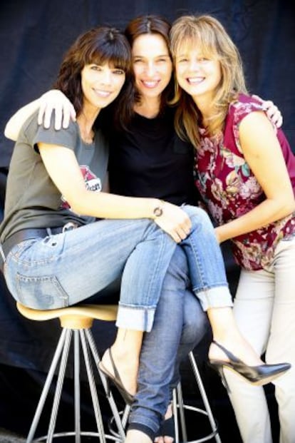 Maribel Verdú, Ariadna Gil y Emma Suárez, ayer en Madrid durante un receso de los ensayos de 'Los hijos de Kennedy'.