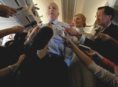 El senador McCain, junto a su esposa, Cindy, habla con los periodistas a bordo de su avión de campaña de camino a Phoenix.