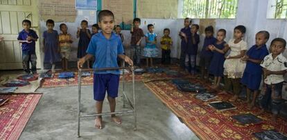 Un niño de 10 años, en una clase de preescolar en Bangladesh.