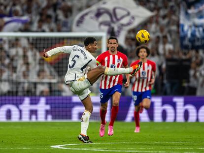 Bellingham controla el balón. 
 