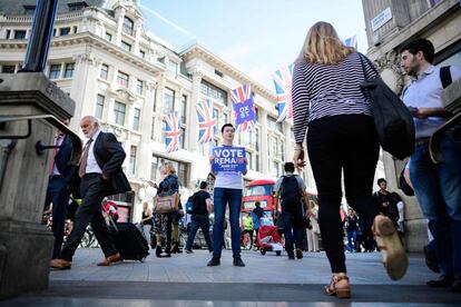 Un joven, hace campa&ntilde;a para el refer&eacute;ndum del  &#039;Brexit&#039; en el centro de Londres. 