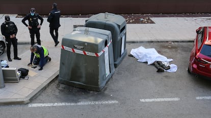 Varios policías nacionales recogen pruebas a pocos metros del cuerpo del hombre abatido en Madrid en noviembre de 2021.