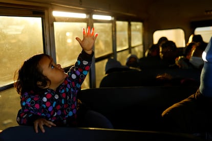 Según reportes de medios locales, la mayoría de los migrantes provenían del municipio chihuahuense de Jiménez, localidad en la que permanecieron alrededor de tres días luego de ser atacados por un comando armado que secuestró a 20 de los integrantes de la caravana. En la imagen, una niña a bordo de un autobús en dirección a Ciudad Juárez, durante la mañana del 11 de diciembre de 2022.