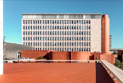 Fotografía de la ampliación de la Escuela Técnica Superior de Arquitectura de Barcelona, obra de José Antonio Coderch.