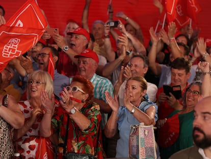 Asistentes al acto de lanzamiento de la precampaña electoral de Pedro Sánchez en la caseta del PSOE en Dos Hermanas (Sevilla).