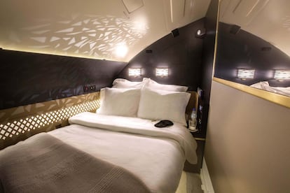 Un pasillo lleva a la habitación privada de la The Residence de Etihad Airways (en la imagen), donde hay una cama doble de 180 centímetros de ancho —han diseñado la experiencia, sobre todo, para quienes viajan acompañados— y una televisión de 27 pulgadas. Además, siempre se les ofrece a los viajeros la posibilidad de un desayuno en la cama. Y antes de aterrizar, se pueden tomar una ducha en las alturas en el baño privado para llegar frescos al destino. Por supuesto, es uno de los billetes más caros del mercado, solo al alcance de unos pocos. Por ejemplo, un billete del aeropuerto JFK de Nueva York al de Abu Dhabi cuesta unos 24.800 dólares (unos 21.300 euros). Más información: <a href="https://www.etihad.com/en-us/experience-etihad/our-cabins/the-residence/" target="_blank">www.etihad.com</a>