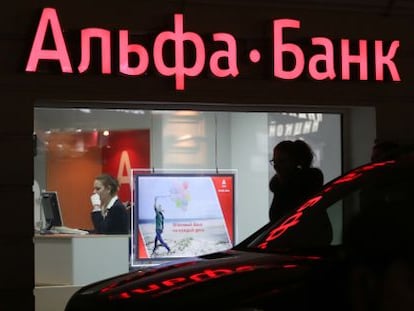 Una oficina de Alfa Bank, esta semana, en Mosc&uacute;.