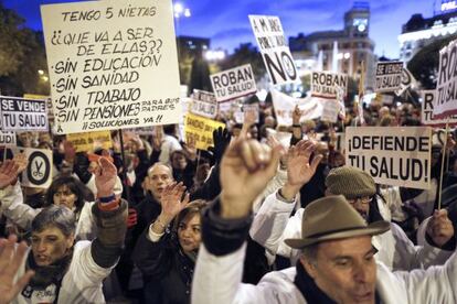 Manifestación por las calles del centro de Madrid, de trabajadores y usuarios de la sanidad pública.