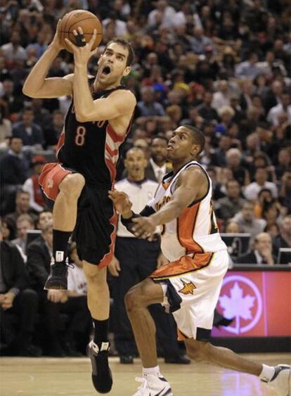 José Manuel Calderón penetra a canasta ante la oposición del jugador de los Warriors CJ Watson