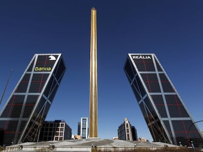 El Obelisco de Calatrava en la plaza de Castilla de Madid, regalo de Caja Madrid a la capital.