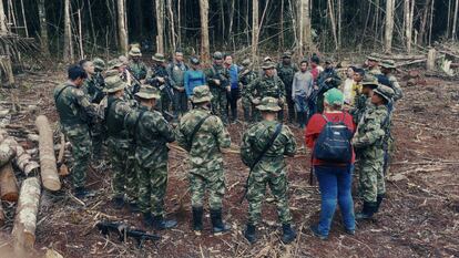 Miembros del Ejército colombiano y voluntarios indígenas, durante la búsqueda de los cuatro niños perdidos en la selva en el departamento de Caquetá, en una imagen del documental.