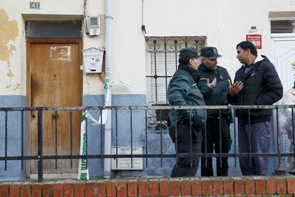 Dos guardias civiles hablaban el lunes con el dueño de la vivienda en la que residía Dilawar Hussain Choudhary en Arganda del Rey, durante su registro.