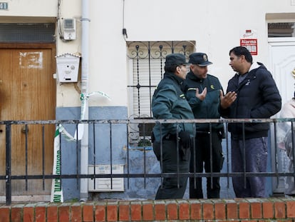 Dos guardias civiles hablaban el lunes con el dueño de la vivienda en la que residía Dilawar Hussain Choudhary en Arganda del Rey, durante su registro.