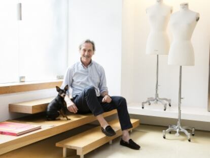 Roberto Torretta en el taller con su perra 'Pepa'