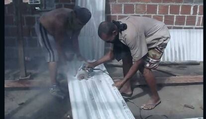 Escena del documental 'Não respire – contém amianto' que muestra a trabajadores de la construcción cortando tejas hechas con producto cancerígeno sin ninguna protección.