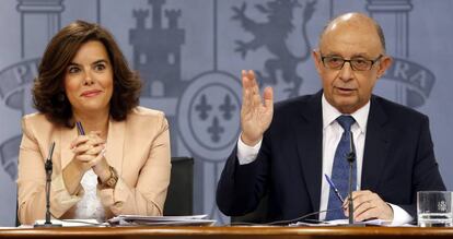 La vicepresidenta del Gobierno en funciones, Soraya S&aacute;enz de Santamar&iacute;a, y el ministro de Hacienda en funciones, Crist&oacute;bal Montoro