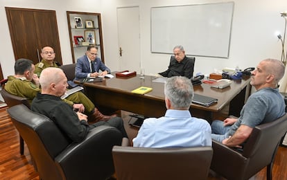 Benjamín Netanyahu, reunido la semana pasada en Tel Aviv con altos mandos de los servicios de seguridad, entre ellos Ronen Bar, a la derecha.