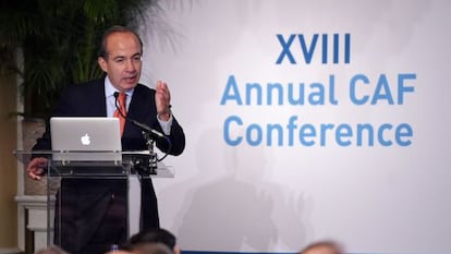 El expresidente Felipe Calder&oacute;n en la Conferencia CAF