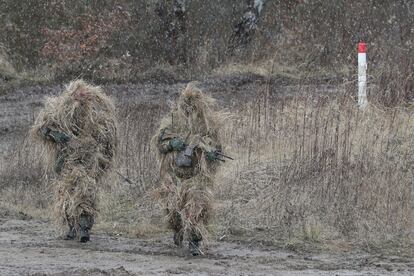 Maniobras en el campo de entrenamiento de la Bundeswehr en Münster, Alemania, durante la visita de la ministra de Defensa, Christine Lambrecht.