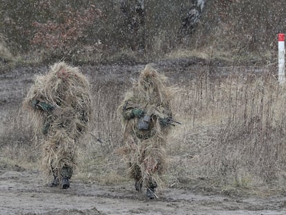 Maniobras en el campo de entrenamiento de la Bundeswehr en Münster, Alemania, durante la visita de la ministra de Defensa, Christine Lambrecht.