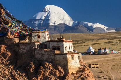 El circuito (o Kora) del monte Kailash (6.714 metros), en el Tibet, es una de las peregrinaciones más importantes de Asia. La montaña es sagrada para budistas, hinduistas y jainistas.