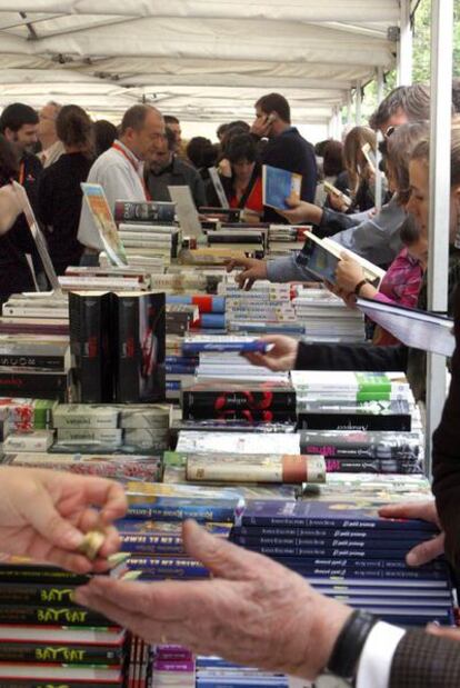 Uno de los puestos de libros que llenaron las calles catalanas durante la Diada de Sant Jordi.