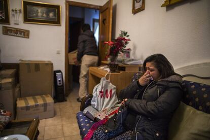 Jessica Bernice Michelena, de 40 años, llora en el interior de su vivienda, mientras espera a ser desahuciada junto a su familia en Madrid.