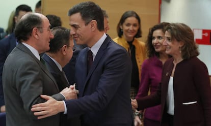 El presidente de Iberdrola, Ignacio Sánchez Galán, saluda al presidente del Gobierno, Pedro Sánchez. A su lado, la ministra para la Transición Ecológca, Teresa Ribera; la de Hacienda, María Jsús Montero y la de Industria, Reyes Maroto.