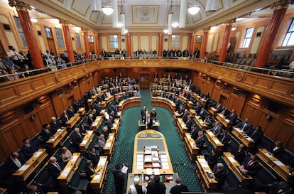 Los miembros del Parlamento de Nueva Zelanda en pie durante un minuto de silencio por las víctimas de los ataques a la mezquita de Christchurch, en Wellington.