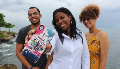 Tres de los jóvenes dominicanos que realizan tareas de concienciación sobre igualdad.