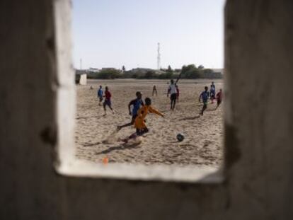 El fútbol contribuye a la integración de los talibés en este distrito de Saint Louis, en Senegal. Aquí se encuentra también el primer vivero para la experimentación botánica de África occidental