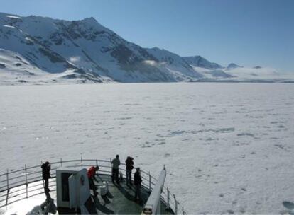 El buque noruego <i>Jan Mayen</i> ante un mar de hielo.