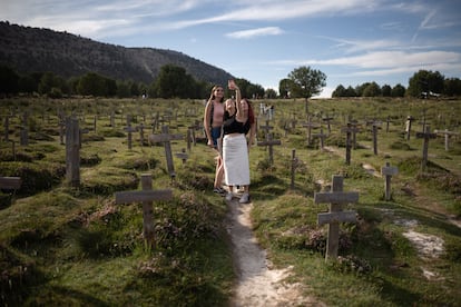 Unas jóvenes se toman fotos en el cementerio de Sad Hill, en la localidad de Santo Domingo de Silos, en Burgos, el 27 de julio de 2023.