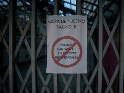 Cartel en el barrio de La Verneda de Barcelona contra la implantación de una gran cocina de comida a domicilio.