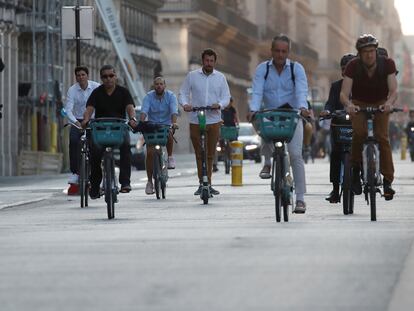 Decenas de personas pedalean por el carril bici de la rue de Rivoli, una de las calles más céntricas de París.