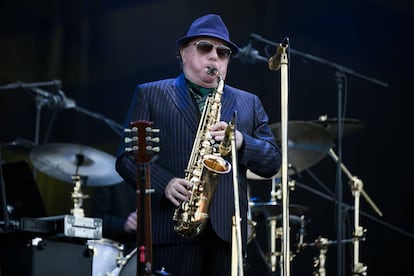 Van Morrison toca el saxofón en su concierto en el Primavera Sound.