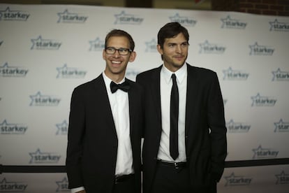 El actor Ashton Kutcher y su hermano mellizo, Michael, en una gala benéfica para recaudar fondos para la lucha contra el sida en 2013. Michael sufre parálisis cerebral, y Ashton empezó su carrera como modelo para ayudar a pagar las facturas médicas.