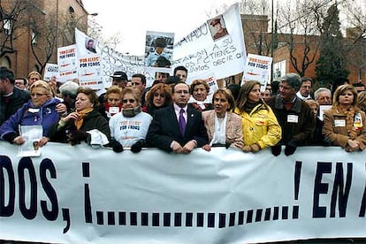 El presidente de la AVT, Francisco José Alcaraz, en la cabecera con la pancarta "Por ellos, por todos, en mi nombre no".