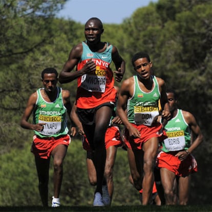 El keniano Kamworor lidera ayer el Mundial de cross en Punta Umbría.