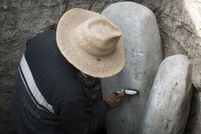 Uno de los arqueólogos trabaja sobre una de las estelas de jade