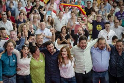 El candidato a la Presidencia del Gobierno de IU, cuarto por la izquierda, Alberto Garz&oacute;n, en un mitin en El Cabanyal (Valencia). 