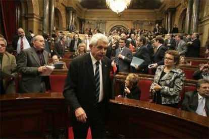 Pasqual Maragall abandona el hemiciclo catalán tras el discurso con el que abrió el debate de política general.