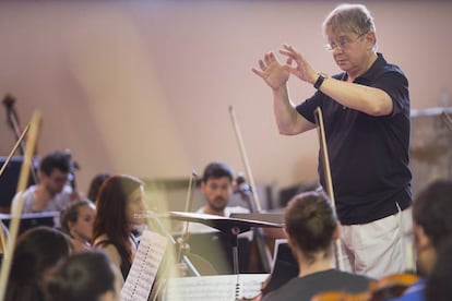 El director V&iacute;ctor Pablo P&eacute;rez, en un ensayo con la Joven Orquesta Nacional en Pilas (Sevilla), el pasado 15 de junio.