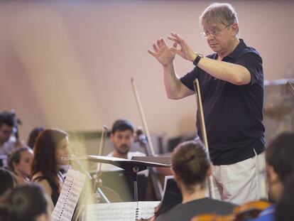 El director V&iacute;ctor Pablo P&eacute;rez, en un ensayo con la Joven Orquesta Nacional en Pilas (Sevilla), el pasado 15 de junio.