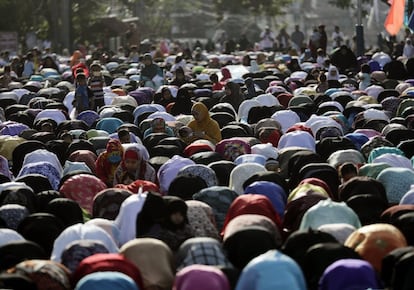 Musulmanes filipinos asisten a una oración conjunta en la ciudad de Taguig (Filipinas).