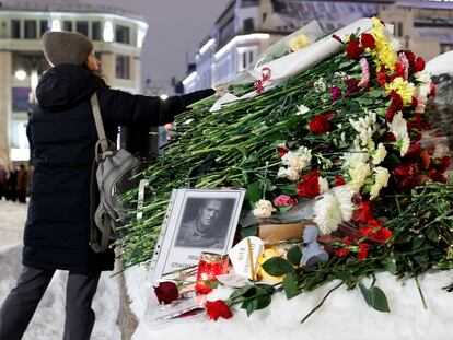 Una mujer deposita flores en el monumento a las víctimas de la represión política en Moscú, el pasado 16 de febrero.