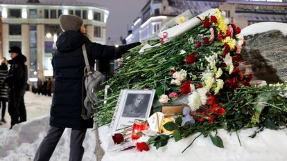 Una mujer deposita flores en el monumento a las víctimas de la represión política en Moscú, el pasado 16 de febrero.
