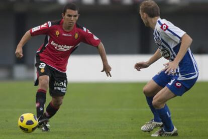 El jugador del Mallorca Ratinho encara al deportivista Seoane.