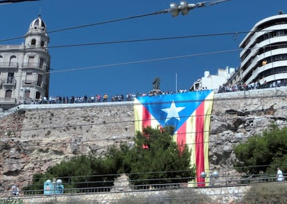 Una estelada penja del balcó del Mediterrani a Tarragona.