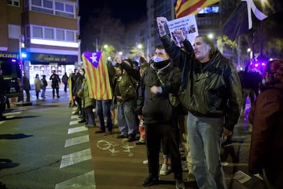 Un grupo de personas se corta la Meridiana de Barcelona